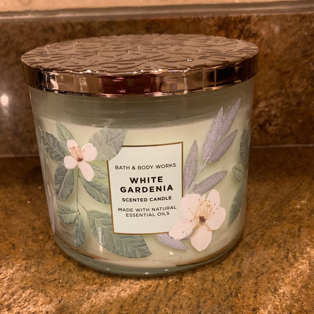 NEW…..Bath & Body Works 3-wick candle….White Gardenia Scented Candle